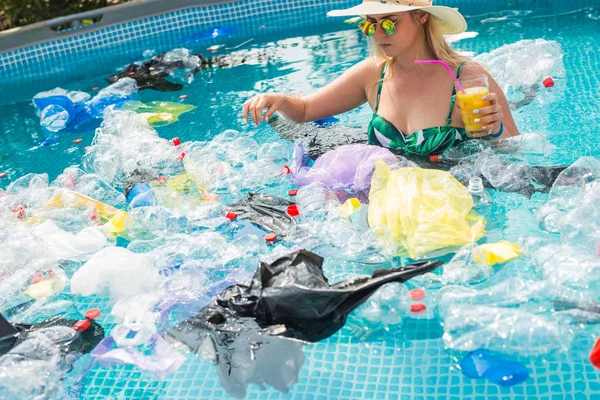Ecologia, lixo plástico, emergência ambiental e poluição da água - Mulher chocada em uma piscina suja — Fotografia de Stock