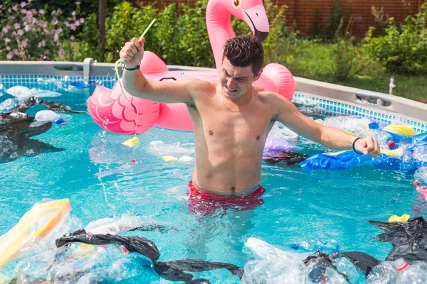 Ecologie, plastic afval, milieuramp en watervervuiling - geschokte man in een vies zwembad — Stockfoto