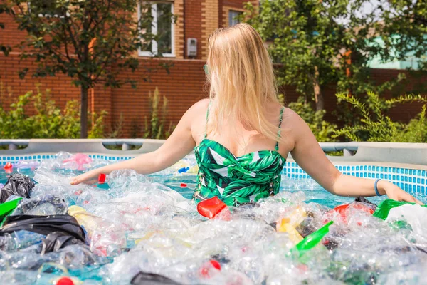 生態系、プラスチックごみ、環境緊急事態と水質汚染-汚れたスイミングプールでショックを受けた女性 — ストック写真