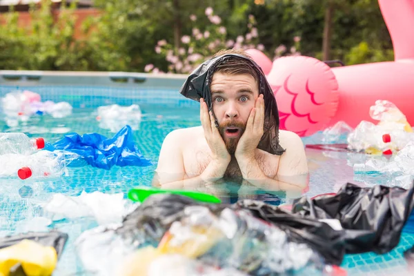 Ecologie, plastic afval, milieu noodsituatie en watervervuiling - geschokte man zwemmen in een vies zwembad — Stockfoto