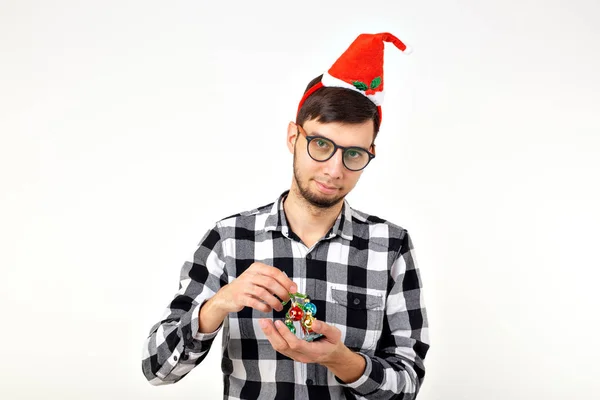 Vakantie en presenteert concept - Grappige emotionele man met kerstmuts op witte achtergrond met copyspace — Stockfoto