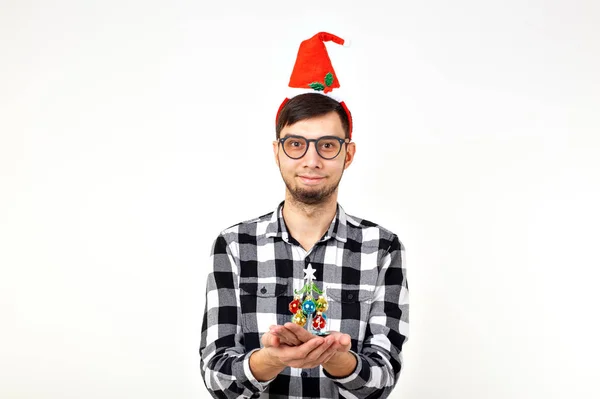 Vacaciones y presenta concepto - Divertido hombre emocional en sombrero de Navidad sobre fondo blanco con copyspace —  Fotos de Stock