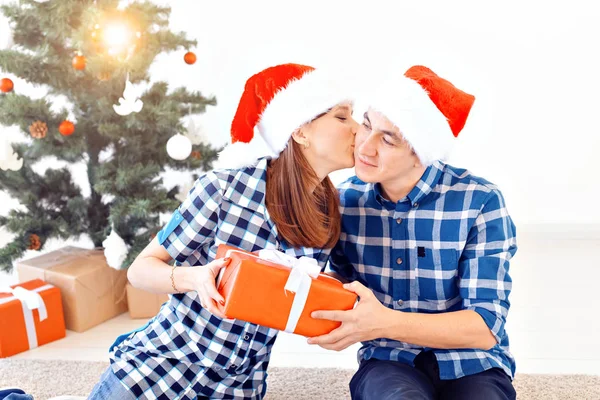 Ünnepek, karácsony és családi koncepció - Happy couple opening gifts at home. — Stock Fotó