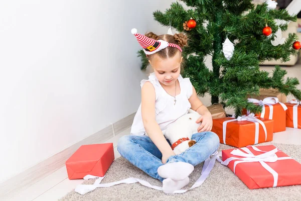 크리스마스, 애완 동물 및 휴일 컨셉트 - 잭 러셀 테리어 강아지와 산타 모자의 아이 — 스톡 사진