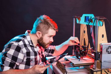 Erkek öğrenci ürünü 3D yazıcıda yapıyor