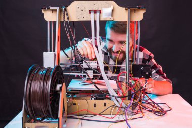 Bir öğrenci 3D yazıcıya prototip yazdırıyor