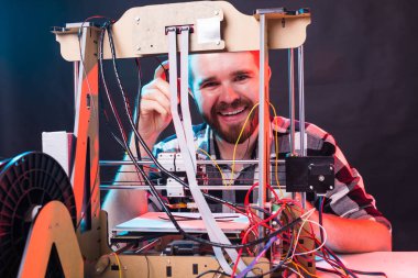 Erkek öğrenci ürünü 3D yazıcıda yapıyor