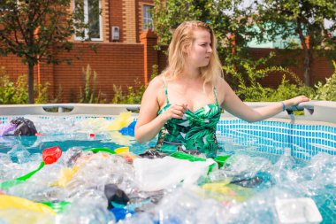 Ekoloji, plastik çöplük, çevresel acil durum ve su kirliliği - kirli bir havuzda şoke olmuş kadın