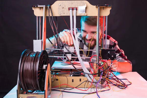 Um estudante homem imprimir protótipo na impressora 3D — Fotografia de Stock