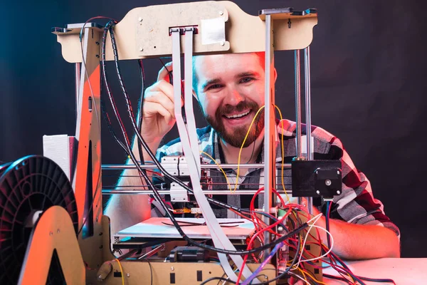 Hombre estudiante hace el artículo en la impresora 3D — Foto de Stock
