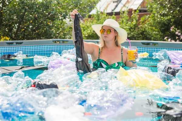 Ecologie, plastic afval, milieu noodsituatie en watervervuiling - Schokkende vrouw in een vies zwembad — Stockfoto