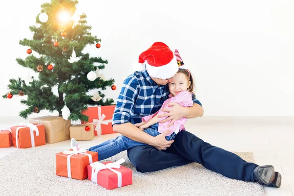 Dovolená, vánoční, rodinný a šťastný koncept - otec a dcera s dárkovou krabicí — Stock fotografie