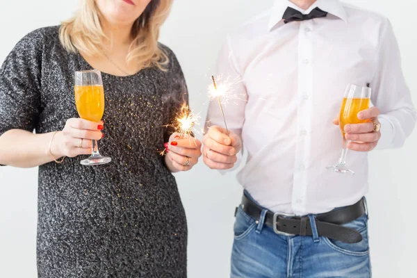 Feriados, Natal, Dia dos Namorados e conceito de ano novo - Mulher e homem celebram e mantém o vinho em um copo sobre fundo branco — Fotografia de Stock