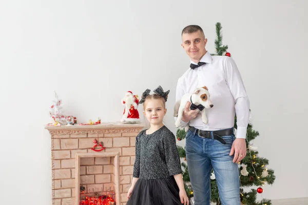 Szczęśliwy młody ojciec i jego córka w domu z choinką — Zdjęcie stockowe
