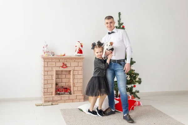 Glücklicher junger Vater und seine Tochter zu Hause mit Weihnachtsbaum — Stockfoto