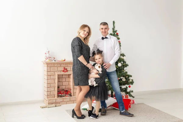 Conceito de feriados - família feliz mãe pai e filho na árvore de Natal em casa — Fotografia de Stock