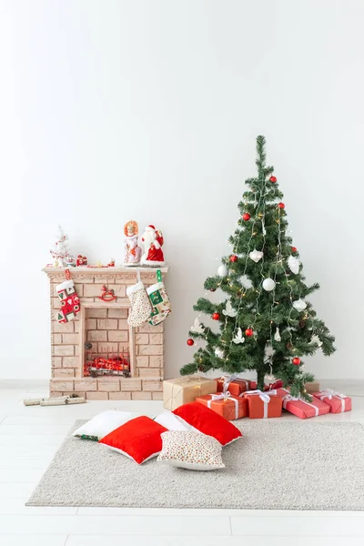 Chimenea y árbol de Navidad con regalos en el salón — Foto de Stock