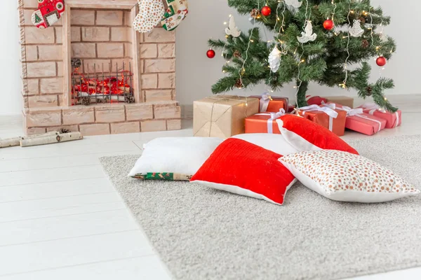Krb a vánoční stromek s dárky v obývacím pokoji — Stock fotografie