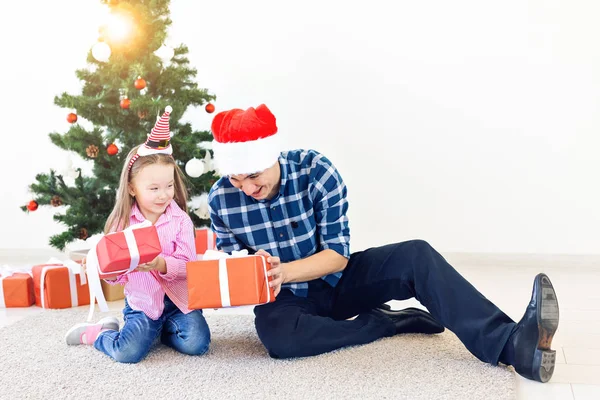 休日、クリスマス、家族と幸福の概念-ギフトボックス付きの父と娘 — ストック写真