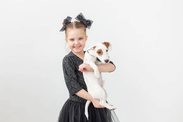 Mascotas y concepto animal - Niña jugando con el cachorro Jack Russell Terrier . — Foto de Stock