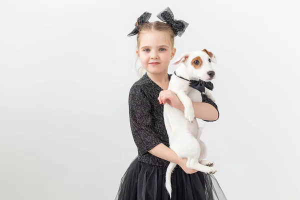 Mascotas y concepto animal - Niña jugando con el cachorro Jack Russell Terrier . — Foto de Stock