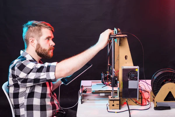 Um estudante homem imprimir protótipo na impressora 3D — Fotografia de Stock