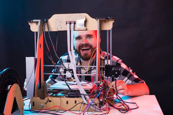 Erkek öğrenci ürünü 3D yazıcıda yapıyor
