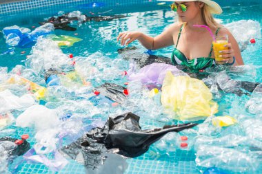 Ekoloji, plastik çöplük, çevresel acil durum ve su kirliliği - kirli bir havuzda şoke olmuş kadın