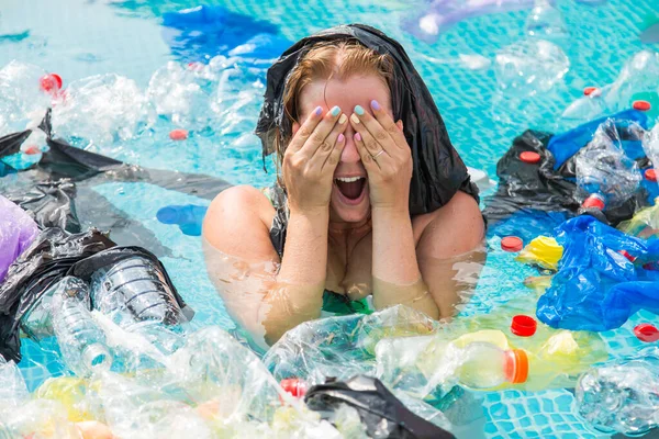 Ecologia, lixo plástico, emergência ambiental e poluição da água - Mulher gritando com um saco de plástico sobre a cabeça em uma piscina suja — Fotografia de Stock