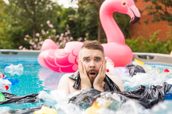 Ecologie, plastic afval, milieu noodsituatie en watervervuiling - geschokte man zwemmen in een vies zwembad — Stockfoto