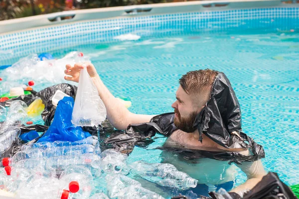 Ecologie, plastic afval, milieu noodsituatie en watervervuiling - geschokte man zwemmen in een vies zwembad — Stockfoto