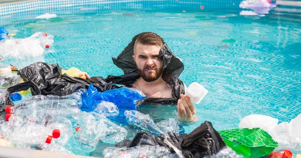 Ecologia, lixo plástico, emergência ambiental e poluição da água - homem chocado nadar em uma piscina suja — Fotografia de Stock
