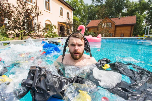 Ecologie, plastic afval, milieu noodsituatie en watervervuiling - geschokte man zwemmen in een vies zwembad — Stockfoto