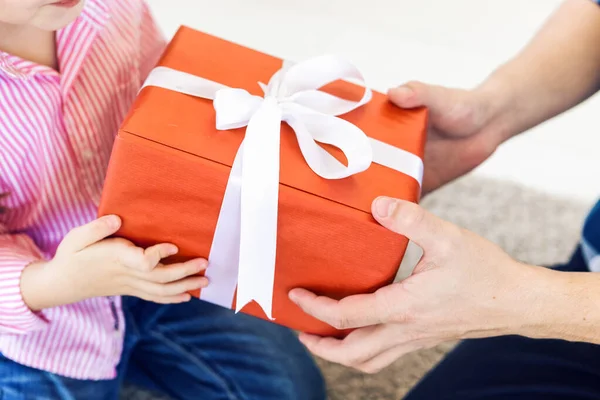 Tatiller, Noel, aile ve mutluluk konsepti - hediye kutulu baba ve kız