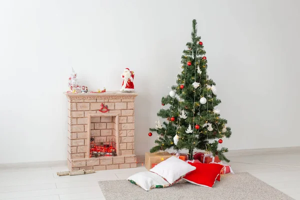 Kamin und Weihnachtsbaum mit Geschenken im Wohnzimmer — Stockfoto