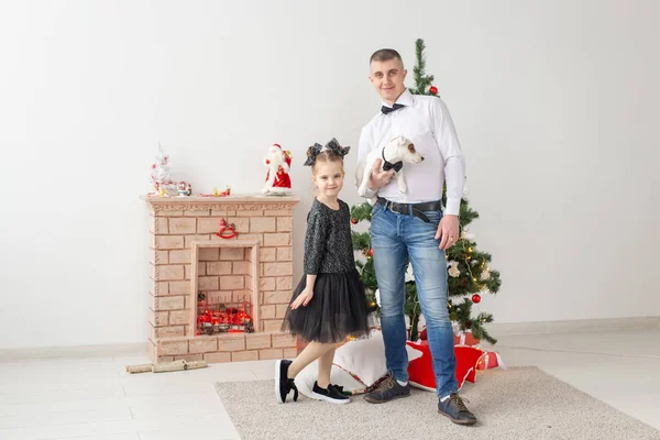 Glücklicher junger Vater und seine Tochter zu Hause mit Weihnachtsbaum — Stockfoto