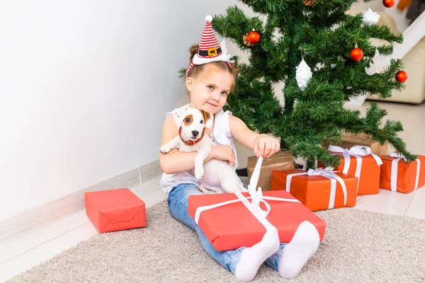 Kinder öffnen Weihnachtsgeschenke. Kind unterm Weihnachtsbaum mit Geschenkschachteln. — Stockfoto