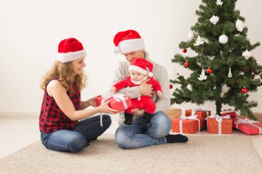 Mutlu çifte kutlama Noel birlikte evde bebekle.