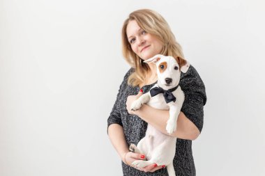 Evcil hayvanlar ve hayvan konsepti - Güzel kadın ve köpek yavrusu Jack Russell Terrier beyaz arka planda ve kopyacı uzayda