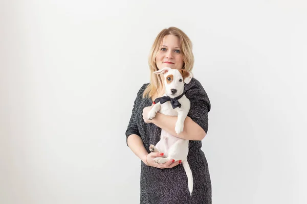 Animaux et concept animal - Jolie femme avec chiot Jack Russell Terrier sur fond blanc avec copyspace — Photo
