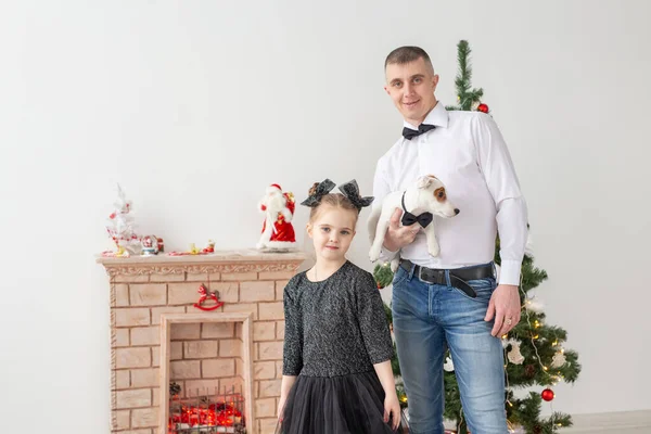 Glücklicher junger Vater und seine Tochter zu Hause mit Weihnachtsbaum — Stockfoto