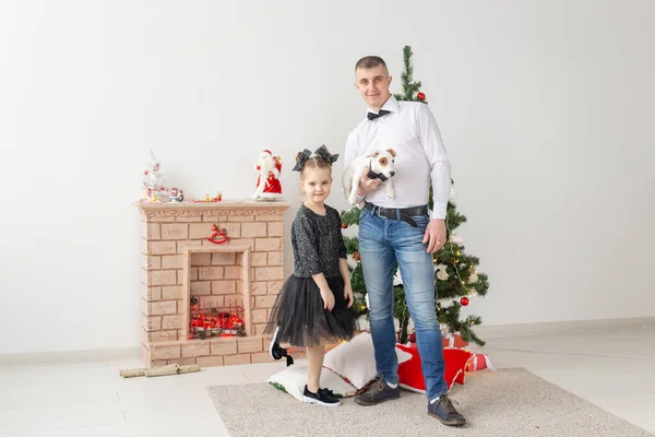 Glücklicher junger Vater und seine Tochter zu Hause mit Weihnachtsbaum — Stockfoto