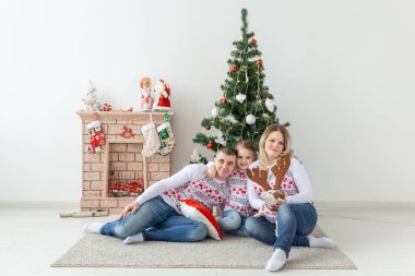 Tatiller ve festival konsepti - Noel ağacından mutlu aile portresi