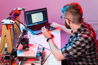 Bir öğrenci 3D yazıcıya prototip yazdırıyor