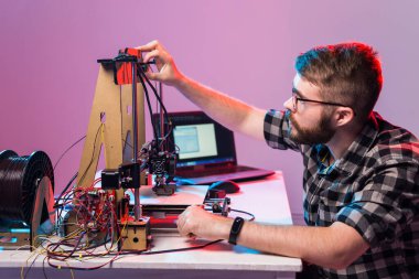 Bir öğrenci 3D yazıcıya prototip yazdırıyor