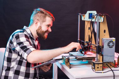 Erkek öğrenci ürünü 3D yazıcıda yapıyor