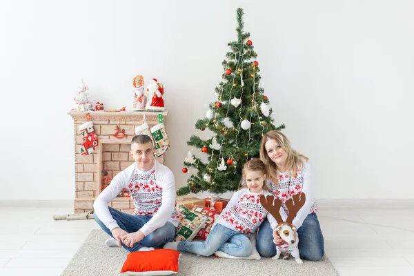 Feriados e conceito festivo - Retrato de família feliz pela árvore de Natal — Fotografia de Stock