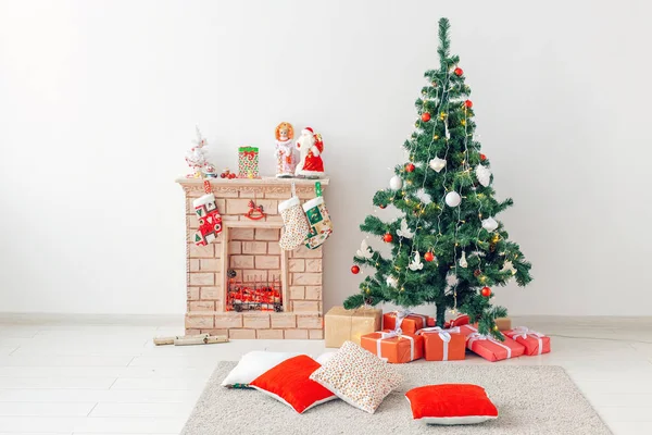 Lareira e árvore de Natal com presentes na sala de estar — Fotografia de Stock