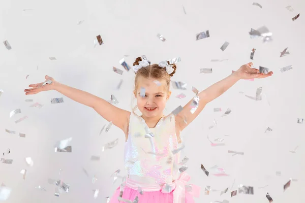 Fête, vacances, anniversaire, nouvelle année et concept de célébration - Mignon enfant lancer confettis . — Photo