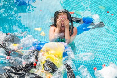 Ekoloji, plastik çöp, çevresel acil durum ve su kirliliği başının üstünde plastik torbayla bağıran bir kadın.